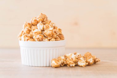 Patlamış Mısır ile karamel kase