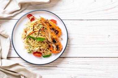 ızgara karides ve domates - İtalyan Füzyon gıda tarzı ile tavada kızartılmış spagetti