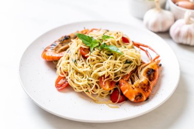 ızgara karides ve domates - İtalyan Füzyon gıda tarzı ile tavada kızartılmış spagetti