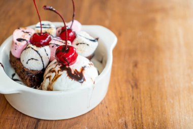 pişmiş hatmi ve dondurma kase ile çikolatalı kek