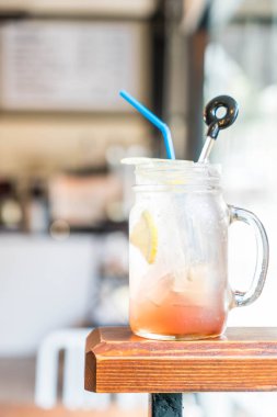 Ahududu ve limon soda kafede cam