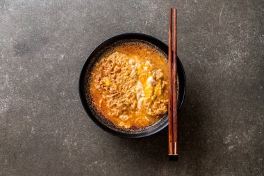 Tay baharatlı şehriye kase (Tom Yum Kung)