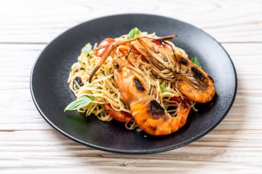 ızgara karides ve domates - İtalyan Füzyon gıda tarzı ile tavada kızartılmış spagetti