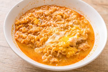 Tay baharatlı şehriye kase (Tom Yum Kung)