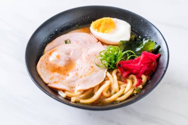 Baharatlı miso udon ramen noodle ile domuz eti - Japon gıda tarzı