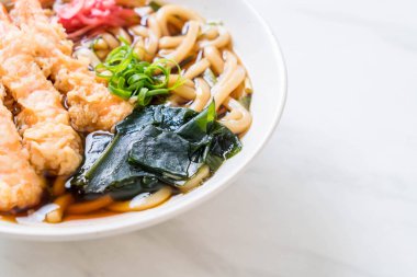 Japon usulü karidesli ramen eriştesi.