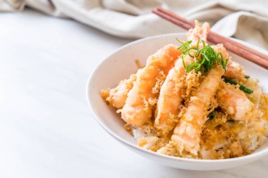 kızarmış karides tempura üzerinde beyaz surat - Japon yemekleri stil tepesinde