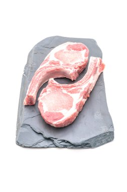 Beyaz arka plan üzerinde izole pirzola çiğ