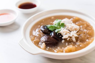 Yengeç kase kırmızı et suyu çorbası kızarmış balık Maw