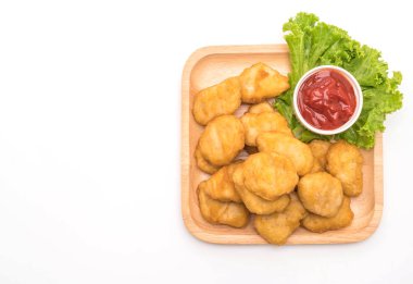 Beyaz arka plan üzerinde izole soslu tavuk nuggets