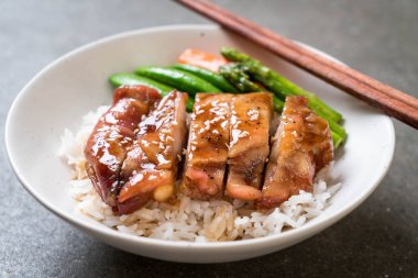 Teriyaki tavuk pilav kasesi - Asya gıda tarzı