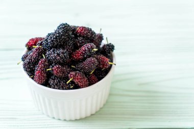 ahşap masa taze dut kase