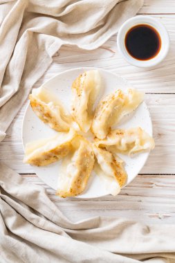 Japon gyoza 'sı ya da soya soslu hamur tatlısı.