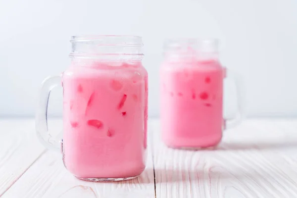 Rosafarbener Erdbeer Milchshake Auf Holz — Stockfoto