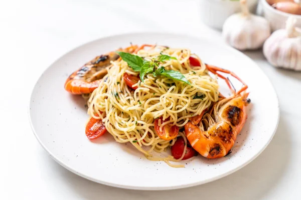 Gesauteerde Spaghetti Met Gegrilde Garnalen Tomaten Italiaanse Fusion Eten Stijl — Stockfoto