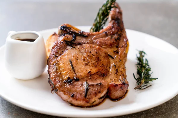 Vepřová Kotleta Steak Talíři — Stock fotografie