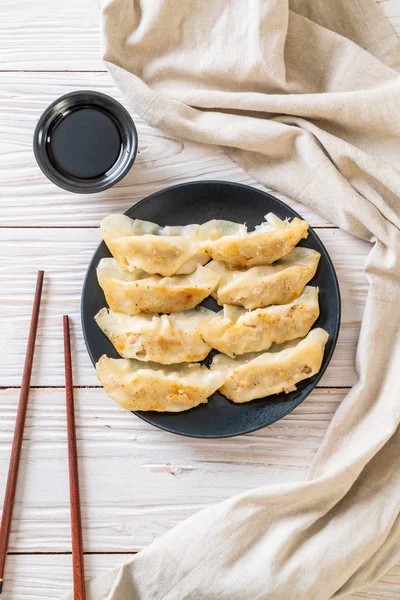 日本饺子或饺子配酱油 — 图库照片