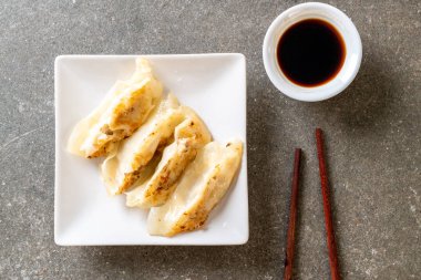 Japon gyoza 'sı ya da soya soslu hamur tatlısı.