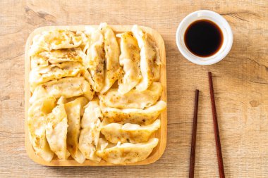 Japon gyoza 'sı ya da soya soslu hamur tatlısı.