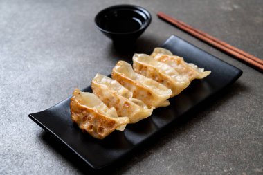 Japon gyoza 'sı ya da soya soslu hamur tatlısı.