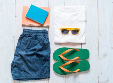 Gezgin, yaz tatili ahşap arka plan üzerinde erkek casual kıyafetler