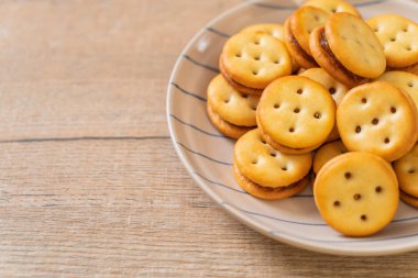 Hindistan cevizli bisküvi ve ananas reçeli.