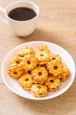 Hindistan cevizli bisküvi ve ananas reçeli.