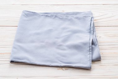 ahşap arka plan üzerinde mutfak bezi (peçete)