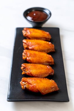 Barbekü tavuk kanadı sosu ile