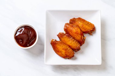 Barbekü tavuk kanadı sosu ile