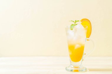 yanında da soda ahşap masa portakal suyu