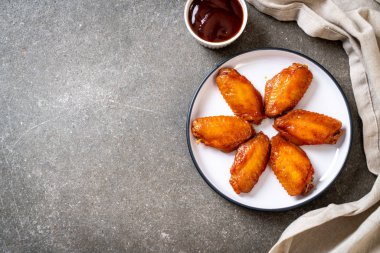 Barbekü tavuk kanadı sosu ile