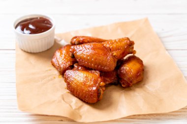 Barbekü tavuk kanadı sosu ile