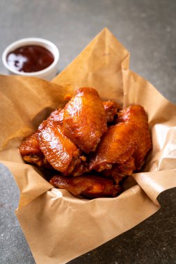 Barbekü tavuk kanadı sosu ile