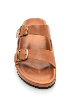 Erkekler beyaz arka plan üzerinde izole sandalet deri