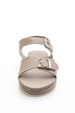 Kadınlar beyaz arka plan üzerinde izole sandalet deri