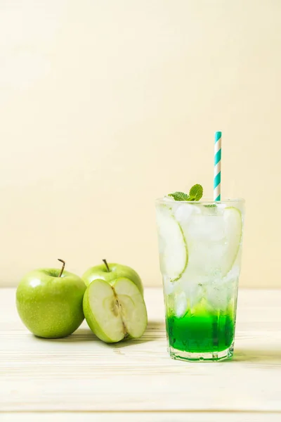 Soda Manzana Verde Sobre Mesa Madera — Foto de Stock