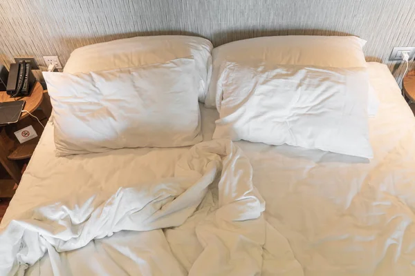 Buruşuk Yatak Yatak Odası Dekorasyonda Beyaz Dağınık Yastık Ile — Stok fotoğraf