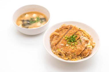 Beyaz arka plan üzerinde izole kızarmış domuz pirzola ekmek kapısı (Katsudon)