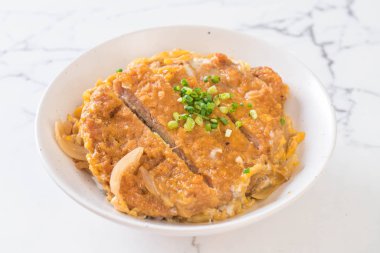 Kızarmış domuz pirzolası kasesi (Katsudon) - Japon yemek tarzı
