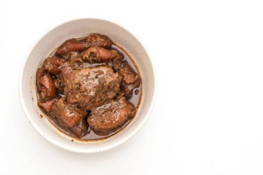 Beyaz arka plan üzerinde izole ot ile domuz eti güveç