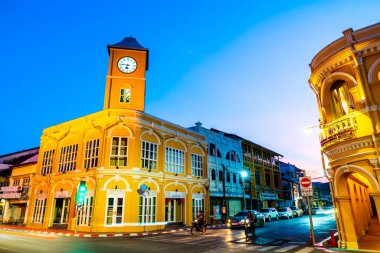 Phuket, Tayland, 18 Nisan 2018: Çin Portekiz tarzı eski binalar ile eski şehir Phuket Tayland Phuket çok ünlü bir turistik yer.