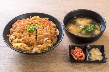 Kızarmış domuz pirzolası kasesi (Katsudon) - Japon yemek tarzı