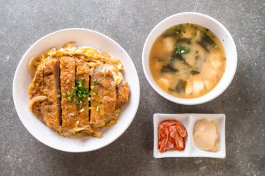 Kızarmış domuz pirzolası kasesi (Katsudon) - Japon yemek tarzı