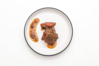 Beyaz arka plan üzerinde izole ot ile domuz eti güveç