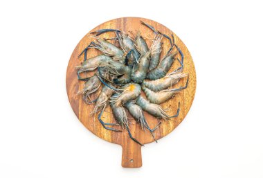 Beyaz arka plan üzerinde izole kesme tahtası üzerinde taze mavi karides