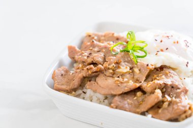 yumurta - Asya gıda tarzı ile tepesinde pirinç Sarımsak soslu tavada kızartılmış domuz eti