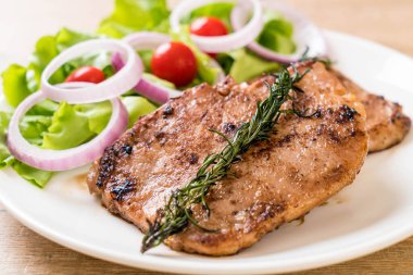 plaka üzerinde sebzeli ızgara domuz biftek