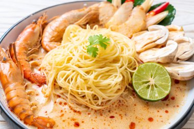 Baharatlı karides spagetti makarna (Tom Yum Goong) - İtalyan Füzyon gıda tarzı