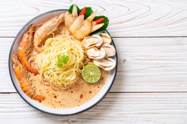 Baharatlı karides spagetti makarna (Tom Yum Goong) - İtalyan Füzyon gıda tarzı